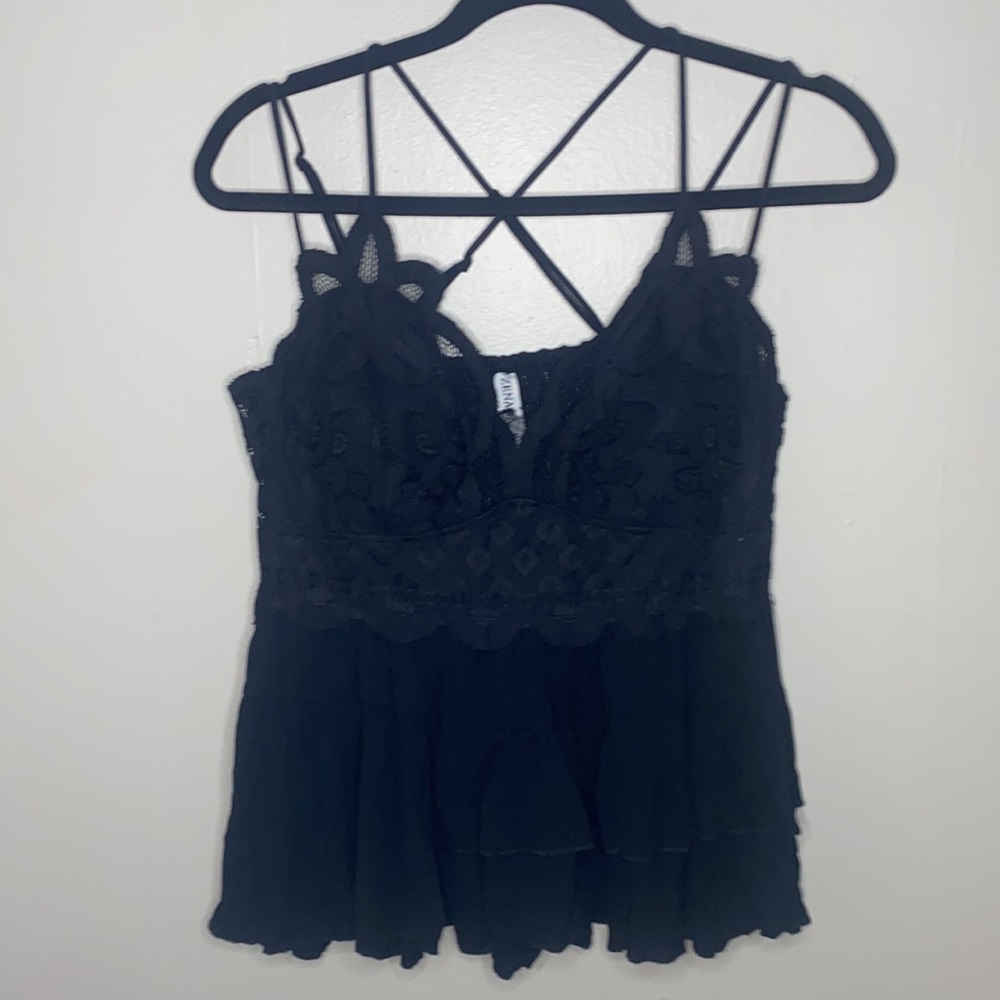 🌵NWOT Black lace top with built in padding! - Picture 2 of 7
